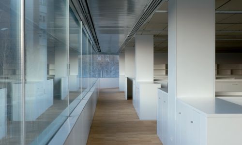 Oficinas de la Junta de Andalucía en Granada Diseño interior de espacio de oficinas de Cruz y Ortiz Arquitectos
