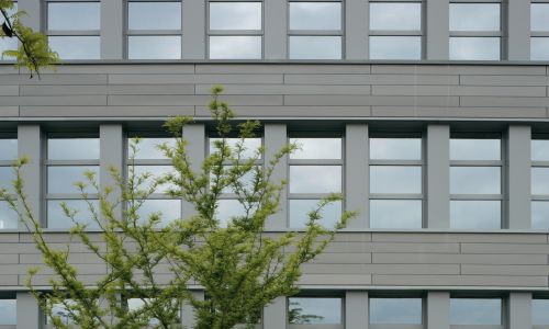 Oficinas de la Junta de Andalucía en Granada Diseño de facahada acabada en placas de metal de zinc de Cruz y Ortiz Arquitectos