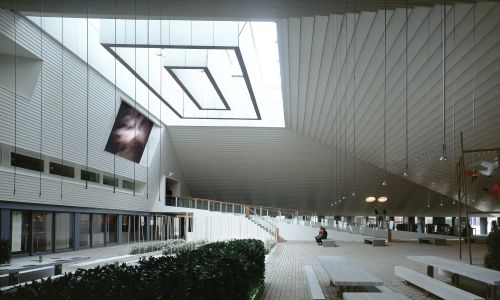 Pabellon de España en la Expo 2000 en Hannover Diseño del Interior con el Patio Lucernario y Chandelier Cruz y Ortiz Arquitectos