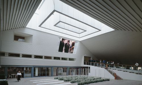 Pabellon de España en la Expo 2000 en Hannover Diseño del Interior con el Patio Lucernario y Chandelier Cruz y Ortiz Arquitectos
