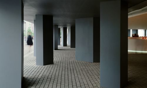 Pabellon de España en la Expo 2000 en Hannover Diseño del Exterior Entrada con los pilares Cruz y Ortiz Arquitectos