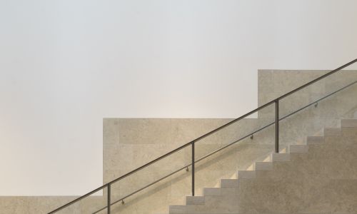 Pabellón Philips Wing Rijksmuseum de Exposiciones temporales detalle de Diseño interior de escalera y muebles Cruz y Ortiz Arquitectos