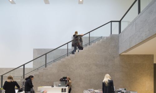 Pabellón Philips Wing Rijksmuseum de Exposiciones temporales Diseño interior de escalera y muebles expositivos de tienda Cruz y Ortiz Arquitectos