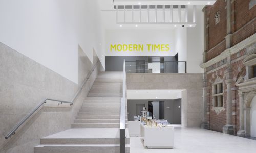 Pabellón Philips Wing Rijksmuseum de Exposiciones temporales Diseño interior del hall patio lucernario y chandelier Cruz y Ortiz Arquitectos