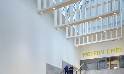 Pabellón Philips Wing Rijksmuseum de Exposiciones temporales Diseño interior del hall patio lucernario y chandelier Cruz y Ortiz Arquitectos