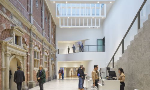 Pabellón Philips Wing Rijksmuseum de Exposiciones temporales Diseño interior del hall patio lucernario y chandelier Cruz y Ortiz Arquitectos