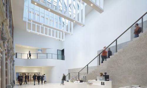 Pabellón Philips Wing Rijksmuseum de Exposiciones temporales Diseño interior del hall patio lucernario y chandelier Cruz y Ortiz Arquitectos