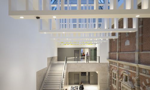 Pabellón Philips Wing Rijksmuseum de Exposiciones temporales Diseño interior del hall patio lucernario y chandelier Cruz y Ortiz Arquitectos