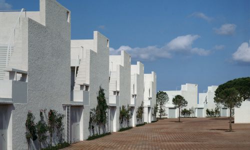 Urbanizacion Sancti Petri de Chiclana Cadiz Diseño exterior de la calle de entrada Cruz y Ortiz Arquitectos