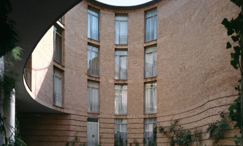 Viviendas en la Calle María Coronel de Sevilla Diseño exterior del patio en forma curva de riñon Cruz y Ortiz Arquitectos