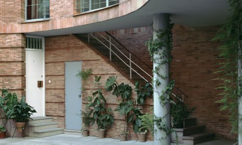 Viviendas en la Calle María Coronel de Sevilla Diseño Exterior del patio en forma curva de riñon detalle de escalera Cruz y Ortiz Arquitectos