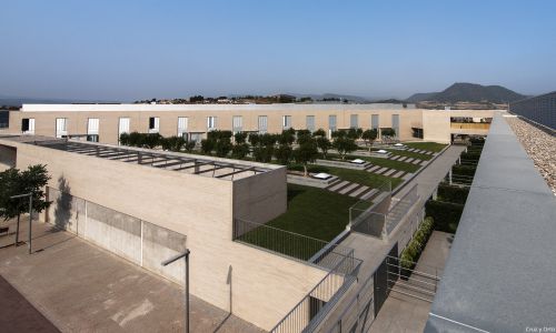 Complejo Residencial de Manresa Diseño de vista aérea de jardin patio y conjunto de viviendas de Cruz y Ortiz Arquitectos