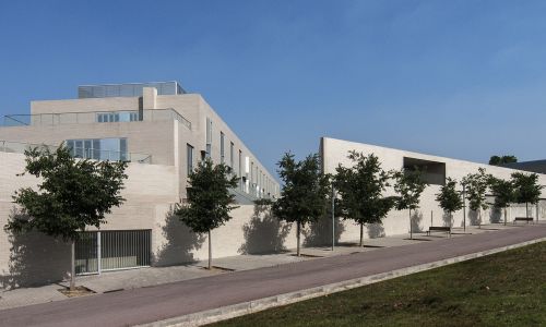Complejo Residencial de Manresa Diseño de fachada comercial integrada con el tejido de viviendas acabado en ladrillo visto de Cruz y Ortiz Arquitectos