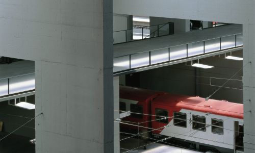 Fotografía de la Estación de Santa Justa Diseño de los andenes con la pasarela y el tren Cruz y Ortiz Arquitectos