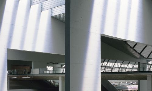 Estación de Santa Justa Diseño de los andenes el lucernario y trenes Cruz y Ortiz Arquitectos