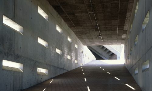 Peineta Estadio Atletismo Madrid Diseño interior rampa acceso entrada Cruz y Ortiz Arquitectos