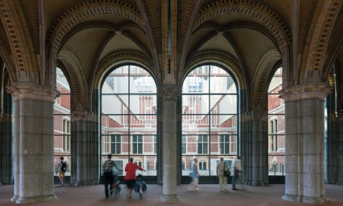 The Rijksmuseum Main Building Amsterdam vistas de Diseño interior desde pasaje central para bicicletas al patio del museo Cruz y Ortiz Arquitectos