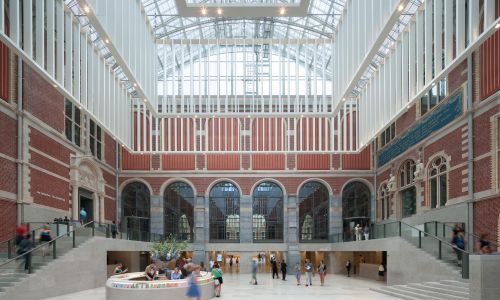 The Rijksmuseum Main Building Amsterdam Diseño interior de vestíbulo de museo patio con lucernario chandelier y escaleras de acceso Cruz y Ortiz Arquitectos