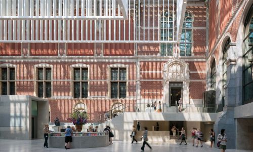 The Rijksmuseum Main Building Amsterdam Diseño interior de patio de acceso a museo con iluminación natural de lucernario y chandelier Cruz y Ortiz Arquitectos