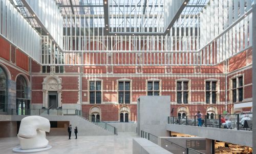 The Rijksmuseum Main Building Amsterdam Diseño interior de patio de tienda cafetería y cantina iluminado con lucernario y chandelier Cruz y Ortiz Arquitectos