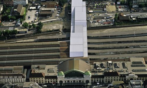 Estacion de Ferrocarril en Basilea Diseño del Exterior con el Puente en el centro histórico Cruz y Ortiz Arquitectos