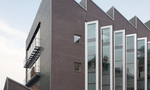 Instituto holandes del patrimonio de cultura en atelier Diseño exterior industrial de ventanas y balcones en fachadas acabadas en ladrillo visto y chapa de zinc Cruz y Ortiz Arquitectos