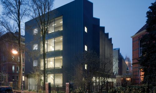 Instituto holandes del patrimonio de cultura en atelier Diseño exterior de ampliación de edificio histórico con iluminación nocturna Cruz y Ortiz Arquitectos