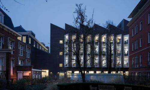 Instituto holandes del patrimonio de cultura en atelier Diseño exterior de jardin con iluminación nocturna Cruz y Ortiz Arquitectos