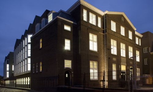 Instituto holandes del patrimonio de cultura en atelier Diseño exterior de edificio preexistente y ampliación con iluminación nocturna Cruz y Ortiz Arquitectos