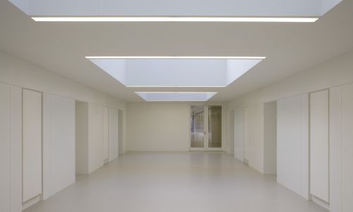 Instituto holandes del patrimonio de cultura en atelier Diseño interior de hall iluminado por lucernario e iluminación integrada Cruz y Ortiz Arquitectos