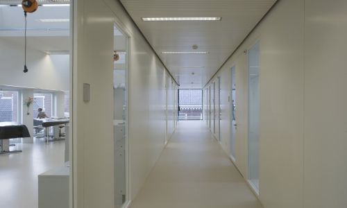 Instituto holandes del patrimonio de cultura en atelier Diseño interior de pasillo de acceso a talleres Cruz y Ortiz Arquitectos