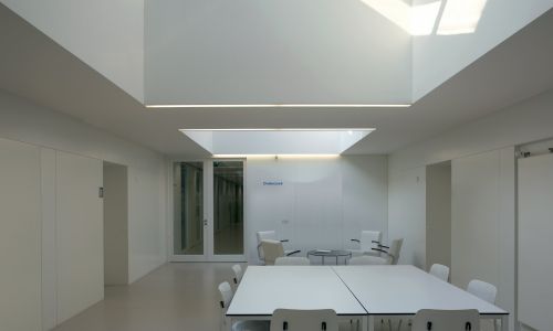 Instituto holandes del patrimonio de cultura en atelier Diseño interior de sala de reuniones con lucernarios Cruz y Ortiz Arquitectos
