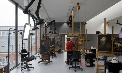 Instituto holandes del patrimonio de cultura en atelier Diseño interior de talleres y sala de trabajo de restauración de arte con obras de Rembrant Cruz y Ortiz Arquitectos
