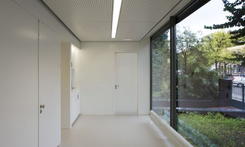 Instituto holandes del patrimonio de cultura en atelier Diseño interior de ventanas con vistas a jardín exterior Cruz y Ortiz Arquitectos
