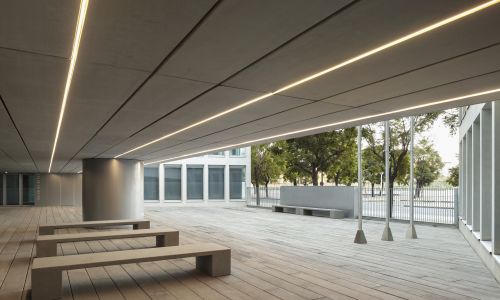 Oficinas-Consejerias-Junta-Andalucia-Sevilla_Design-exterior-Porche-entrada_Banco_Cruz-y-Ortiz-Arquitectos_PPE_077