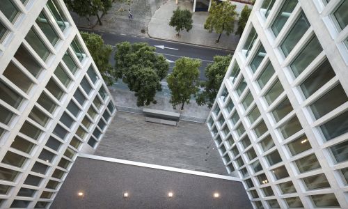 Oficinas-Consejerias-Junta-Andalucia-Sevilla_Design-exterior-patio-entrada_Cruz-y-Ortiz-Arquitectos_PPE_123-X