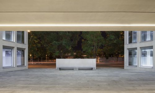 Oficinas-Consejerias-Junta-Andalucia-Sevilla_Design-exterior-porche-entrada-iluminacion_Cruz-y-Ortiz-Arquitectos_PPE_083