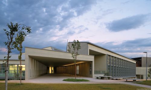 Edificio-central-campus-ciencias-salud-UGR-Granada_Design-exterior-acceso-galeria_Cruz-y-Ortiz-Arquitectos_DMA_31-X