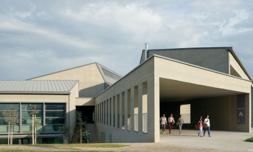 Edificio-central-campus-ciencias-salud-UGR-Granada_Design-exterior-acceso-hormigon_Cruz-y-Ortiz-Arquitectos_DMA_30-X