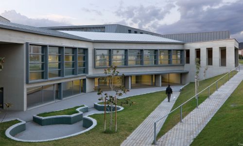 Edificio-central-campus-ciencias-salud-UGR-Granada_Design-exterior-fachada-jardin-guarderia_Cruz-y-Ortiz_DMA_15-X