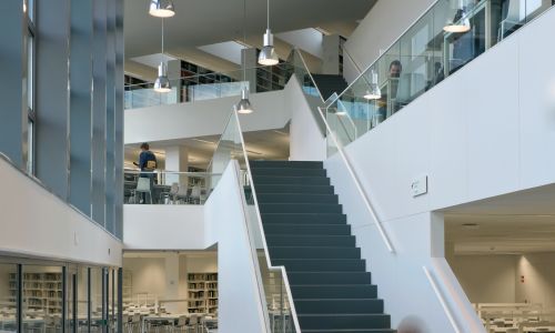 Edificio-central-campus-ciencias-salud-UGR-Granada_Design-interior-biblioteca-espacio-escalera_Cruz-y-Ortiz_DMA_57-X