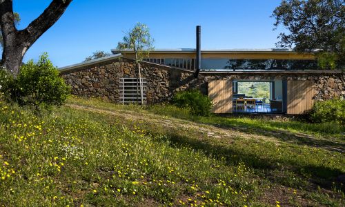 Refugio-vivienda-Sierra-Norte-Huelva_Design-exterior-mamposteria-piedra-carpinteria-madera-acero_Cruz-y-Ortiz-Arquitectos_FWO_09