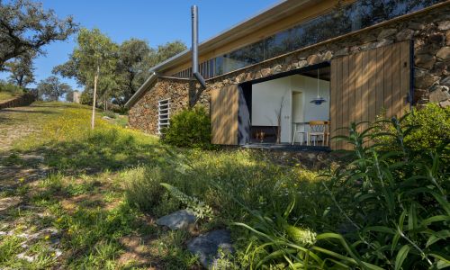 Refugio-vivienda-Sierra-Norte-Huelva_Design-exterior-mamposteria-piedra-chimenea_Cruz-y-Ortiz-Arquitectos_FWO_08-X