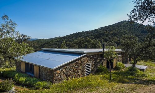 Refugio-vivienda-Sierra-Norte-Huelva_Design-exterior-mamposteria-piedra-montaña-paisaje_Cruz-y-Ortiz-Arquitectos_FWO_04