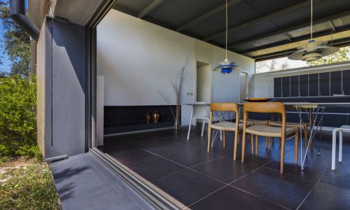 Refugio-vivienda-Sierra-Norte-Huelva_Design-interior-chimenea-cocina-comedor_Cruz-y-Ortiz-Arquitectos_FWO_12-X