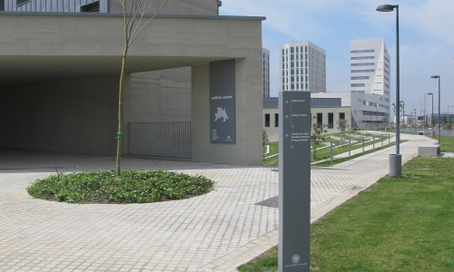Ordenacion-Campus-Ciencias-Salud-Granada_Design-interior-señalética-acceso-totem-direccional_Cruz-y-Ortiz-Arquitectos_CYO_33