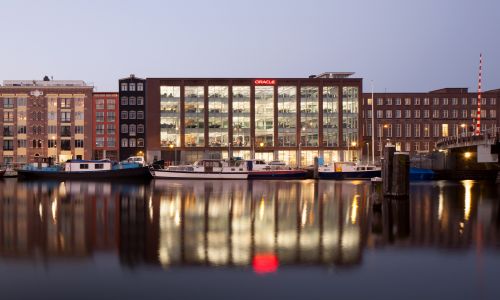 Oficinas-Centrales-Oracle-Nieuwevaart_Design-exterior-nocturna-fachada-ladrillo-headquarters_Cruz-y-Ortiz-Arquitectos_EHU_16