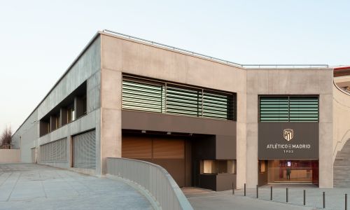 Oficinas-headquarters-Atletico-Madrid-design-exterior-entrada-Cruz-y-Ortiz-Arquitectos_MES_001-X